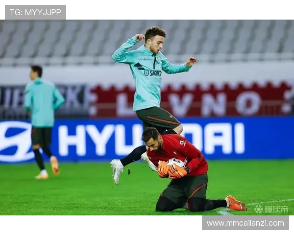 狼队训练馆日常揭秘球员全力以赴备战新赛季展现拼搏精神 狼队训练馆日常揭秘球员全力以赴备战新赛季展现拼搏精神